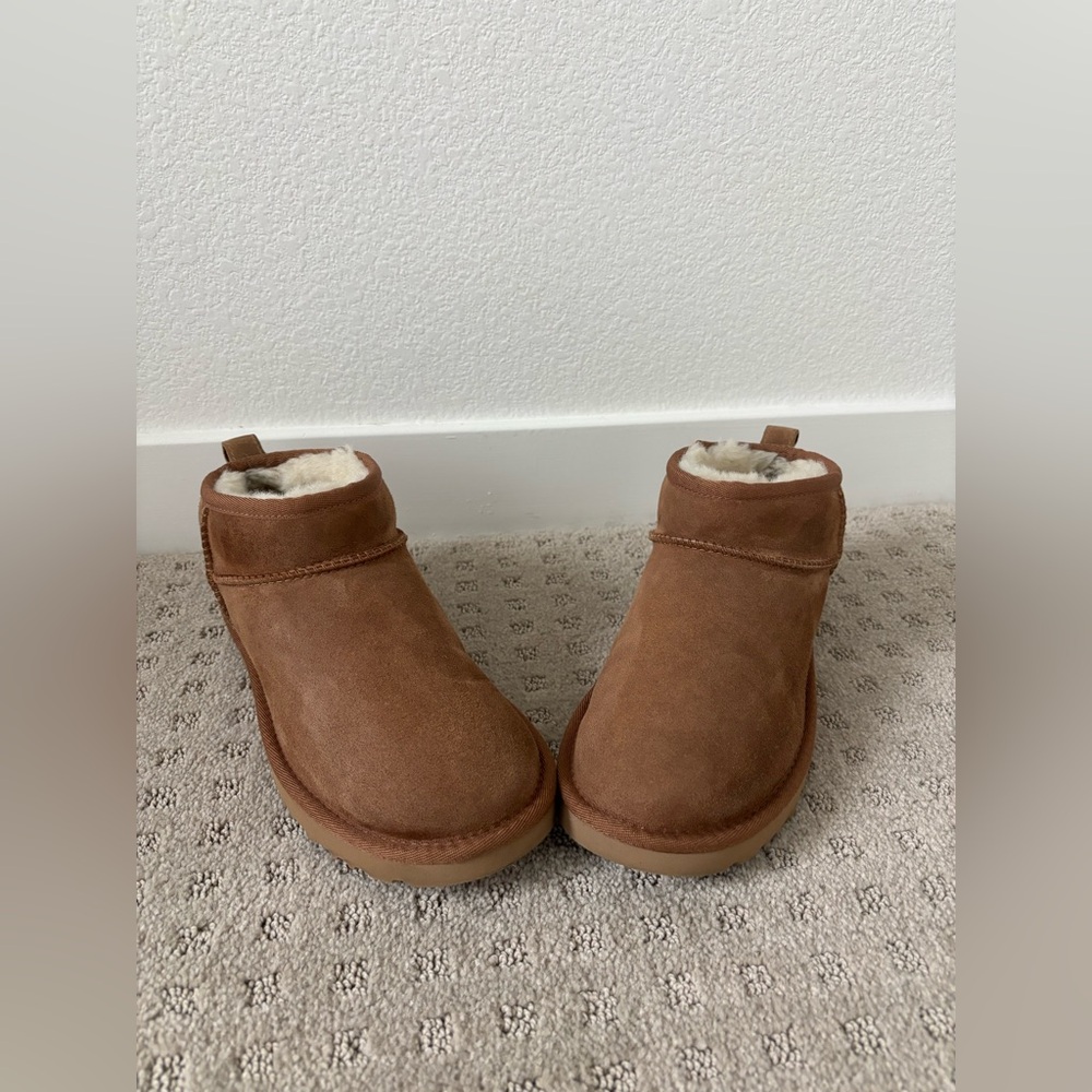 UGG WOMEN'S ULTRA MINI SUEDE
BOOTS CHESTNUT Size 7 - Picture 7 of 8